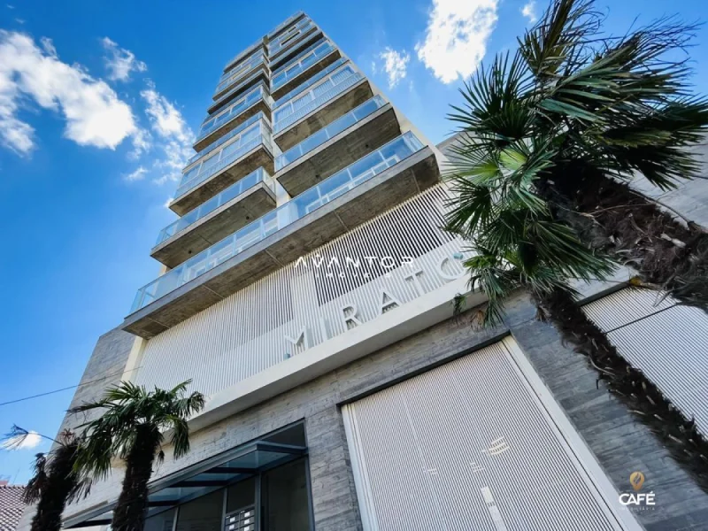 Fachada do prédio com sacadas e palmeiras — Apartamento à venda no Edifício Mirato Urban Village, Santa Maria