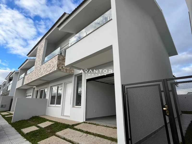Fachada da casa com garagem — Casa com 3 quartos à venda em Camobi, Santa Maria/RS