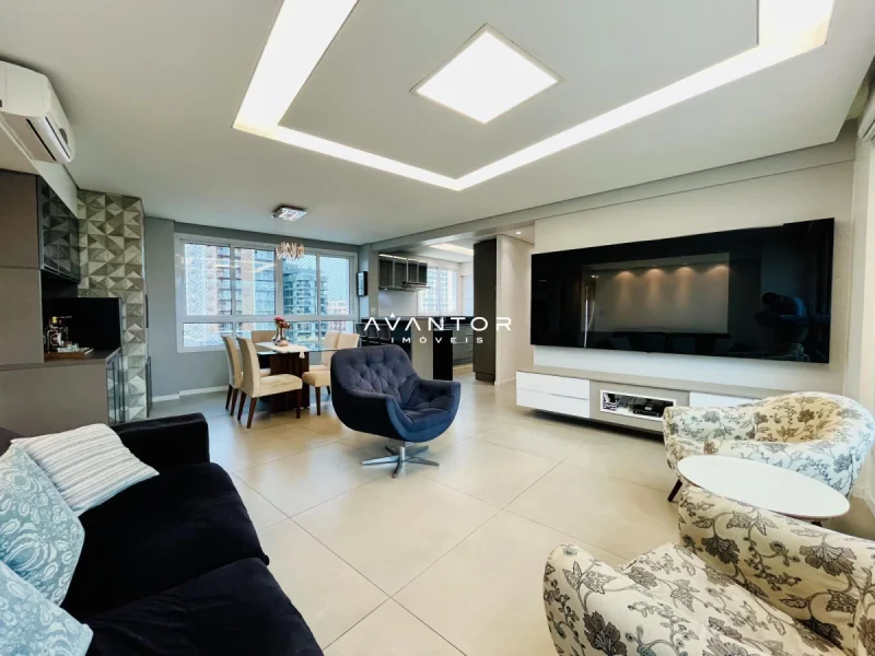 Sala de estar com sacada e vista da cidade — Apartamento à venda no Residencial Las Piedras, em Centro, Santa Maria/RS