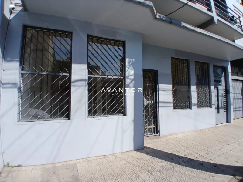 Fachada da casa com portas e janelas — Sala Comercial à venda e para alugar no Solar JK, em Centro, Santa Maria/RS