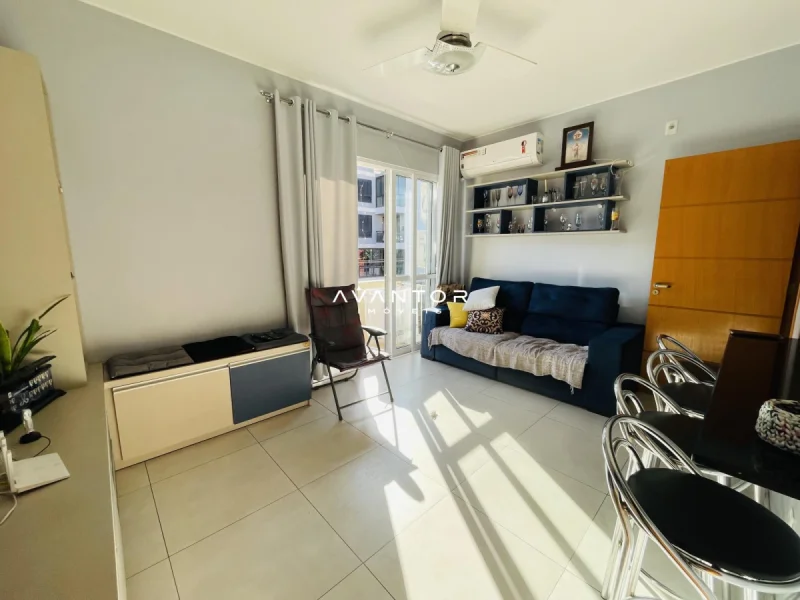 Dormitório com sacada e armários planejados — Apartamento à venda no Condomínio Jardim Residencial São Luiz, Santa Maria