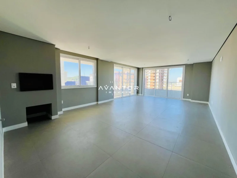 Sala de estar com sacada e vista da cidade — Apartamento à venda no Residencial Ccilia, Santa Maria