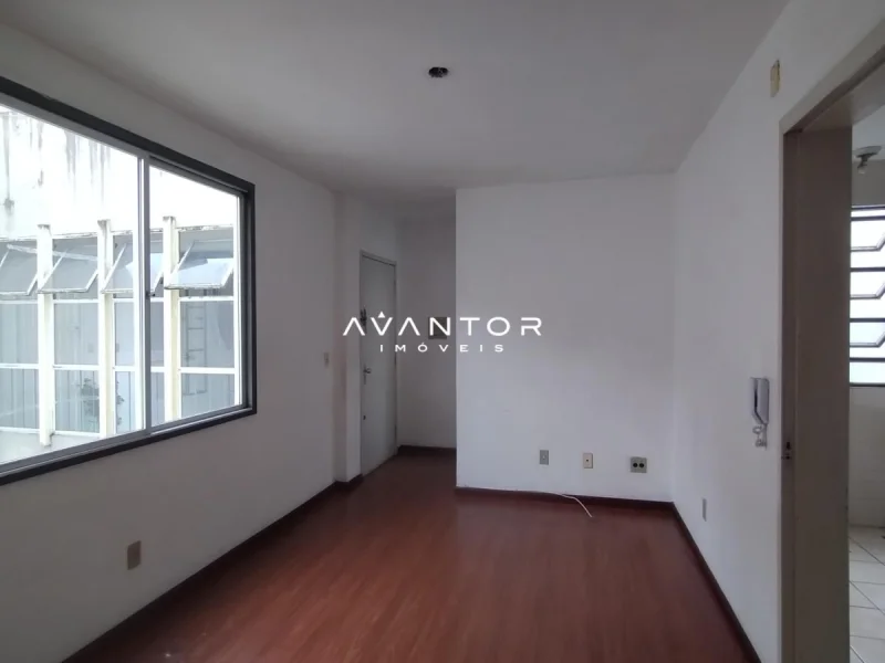 Sala com piso em madeira e janelas — Apartamento à venda no Edifício San Carlos Bariloche, em Centro, Santa Maria/RS