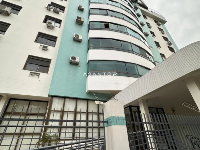 Fachada do prédio com acabamento em azulejo — Apartamento à venda no royal garden, em Nossa Senhora de Lourdes, Santa Maria