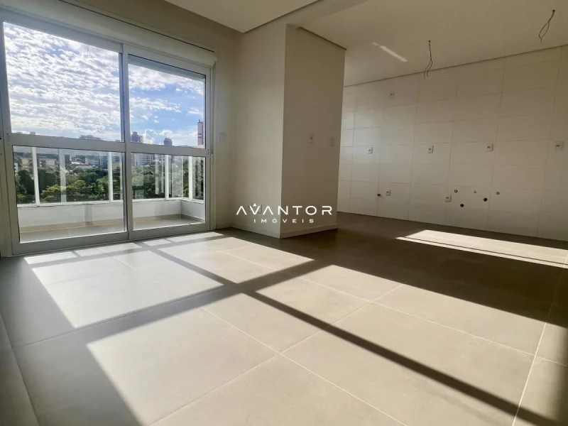 Sala de estar com sacada e vista externa — Apartamento à venda no Residencial Vista do Bosque, Santa Maria