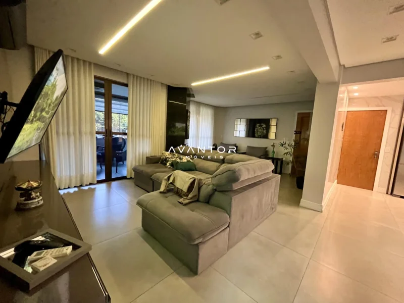 Sala de estar com sofás e sacada — Apartamento à venda no Edifício Águeda, em Nossa Senhora de Lourdes, Santa Maria/RS