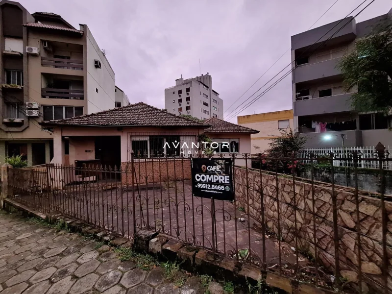 Fachada da casa com logotipo e placa de venda — Terreno à venda e para alugar em Centro, Santa Maria/RS