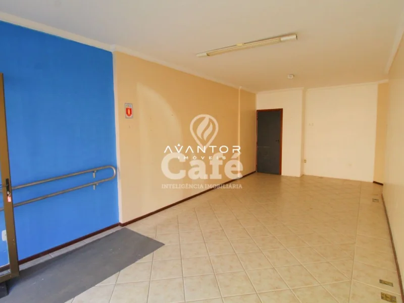Salão com piso em cerâmica e porta — Sala Comercial à venda no Edifício Vinicius de Moraes, em Centro, Santa Maria/RS