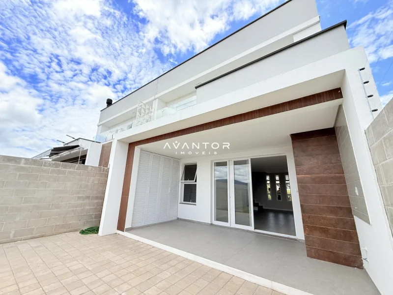 Fachada da casa com entrada frontal — Casa à venda no Condominio Loteamento Verdes Pampas, em Camobi, Santa Maria/RS