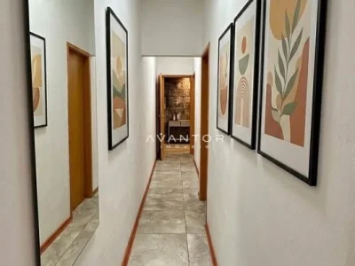 Hall de entrada com portas e quadros — Apartamento à venda no Cndominio Edificio Vale Machado, em Centro, Santa Maria/RS