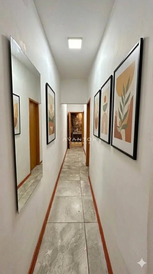 Hall de entrada com portas e quadros — Apartamento à venda no Cndominio Edificio Vale Machado, em Centro, Santa Maria/RS