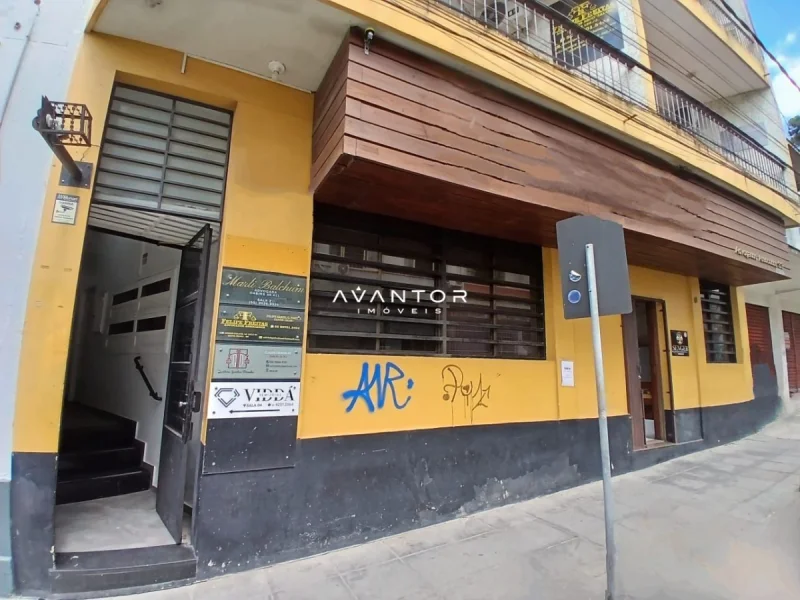 Fachada da casa com porta de entrada — Sala Comercial com 2 salas para alugar em Centro, Santa Maria/RS