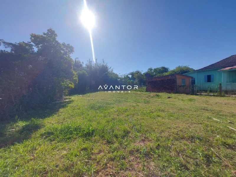 Terreno com construções ao fundo — Terreno à venda e para alugar em Km 3, Santa Maria/RS