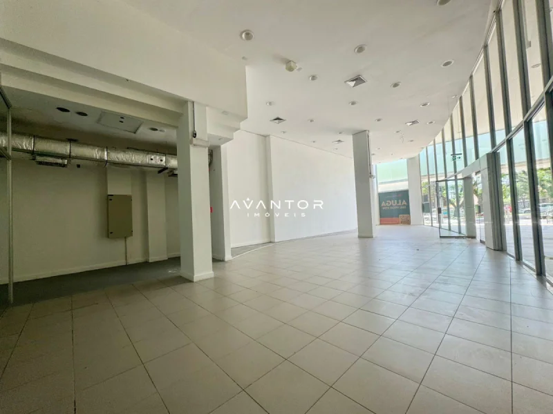 Hall de entrada com pé direito alto — Loja à venda no Residencial Dulce Fração, em Nossa Senhora Medianeira, Santa Maria/RS