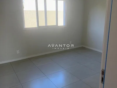 Dormitório com piso em cerâmica — Casa com 3 quartos à venda e para alugar em Tomazetti, Santa Maria/RS