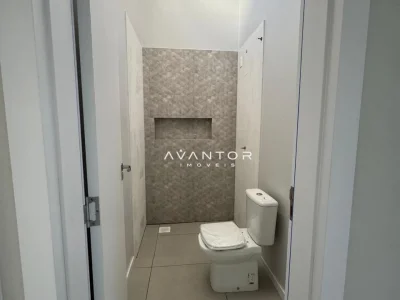 Banheiro com revestimento em mosaico — Casa com 3 quartos à venda e para alugar em Tomazetti, Santa Maria/RS