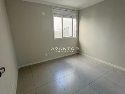 Dormitório com janela e piso cerâmico — Casa com 3 quartos à venda e para alugar em Tomazetti, Santa Maria/RS