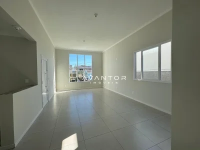 Sala de estar com duas janelas e vista externa — Casa com 3 quartos à venda e para alugar em Tomazetti, Santa Maria/RS