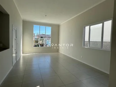 Sala de estar com duas janelas — Casa com 3 quartos à venda e para alugar em Tomazetti, Santa Maria/RS