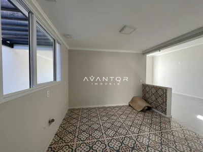 Dormitório com piso em cerâmica decorada — Casa com 3 quartos à venda e para alugar em Tomazetti, Santa Maria/RS