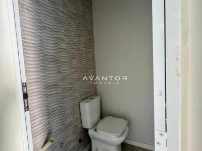 Banheiro com revestimento texturizado — Casa com 3 quartos à venda e para alugar em Tomazetti, Santa Maria/RS
