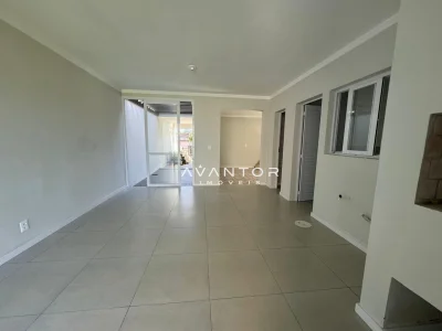Sala integrada com cozinha, piso cerâmico — Casa com 3 quartos à venda e para alugar em Tomazetti, Santa Maria/RS