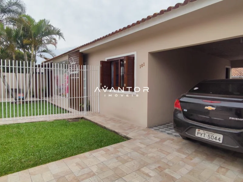 Fachada da casa com garagem — Casa com 3 quartos à venda em Tomazetti, Santa Maria/RS