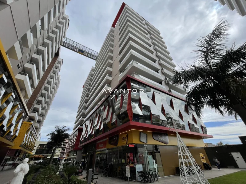 Fachada do prédio com lojas no térreo — Apartamento à venda no Residencial Espírito Santo, em Centro, Santa Maria/RS