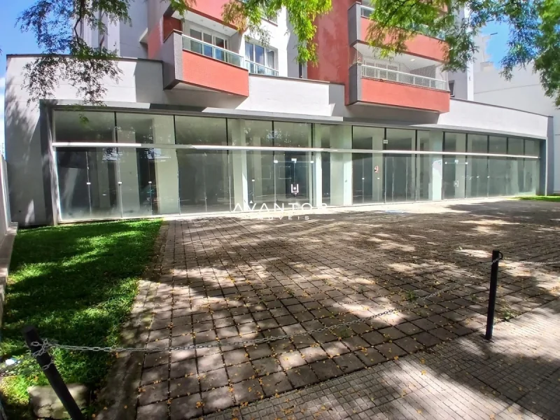 Fachada do prédio com pátio frontal — Loja com 1 sala à venda e para alugar em Centro, Santa Maria/RS
