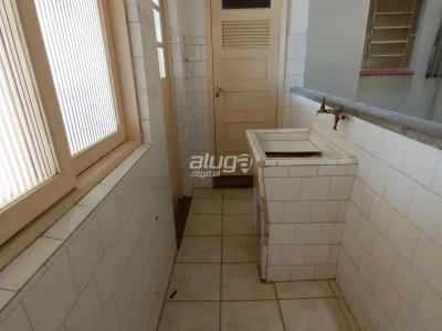 Apartamento no Centro De 2 Dormitórios, Sala Ampla, Banheiro Social, Cozinha, Banheiro Aux — Apartamento para alugar no Edifício Pampa
