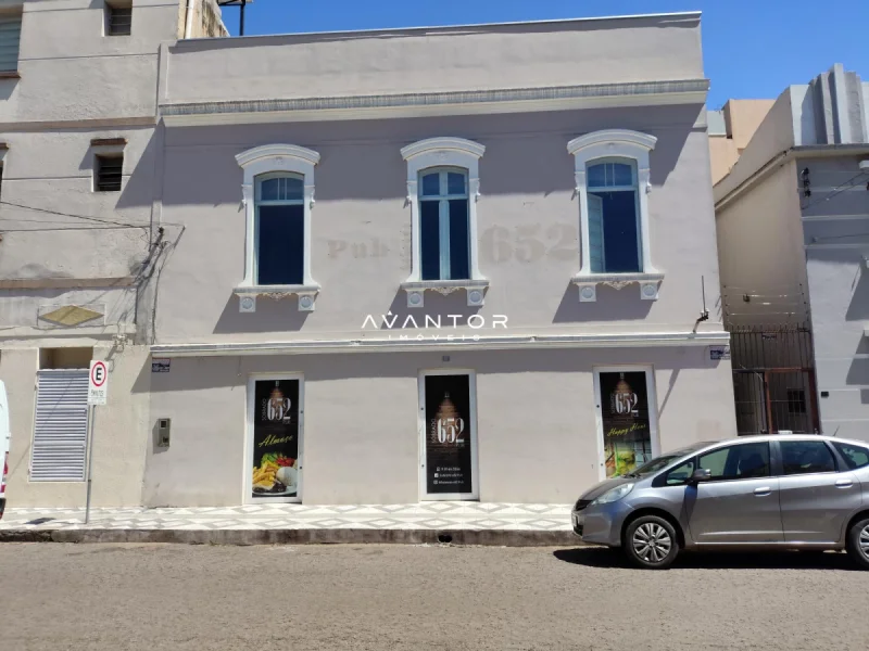 Fachada do prédio com três janelas — Prédio Comercial à venda e para alugar em Nossa Senhora do Rosário, Santa Maria/RS