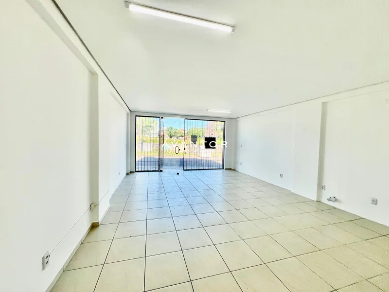 Sala com sacada e piso em cerâmica — Sala Comercial à venda e para alugar no Residencial Belize, Santa Maria