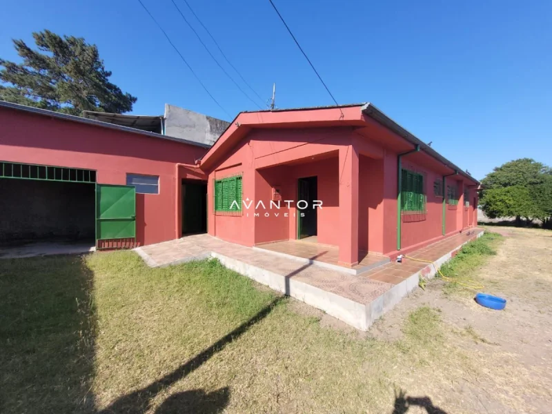 Fachada da casa com garagem — Casa Comercial com 7 salas à venda e para alugar em Pinheiro Machado, Santa Maria/RS