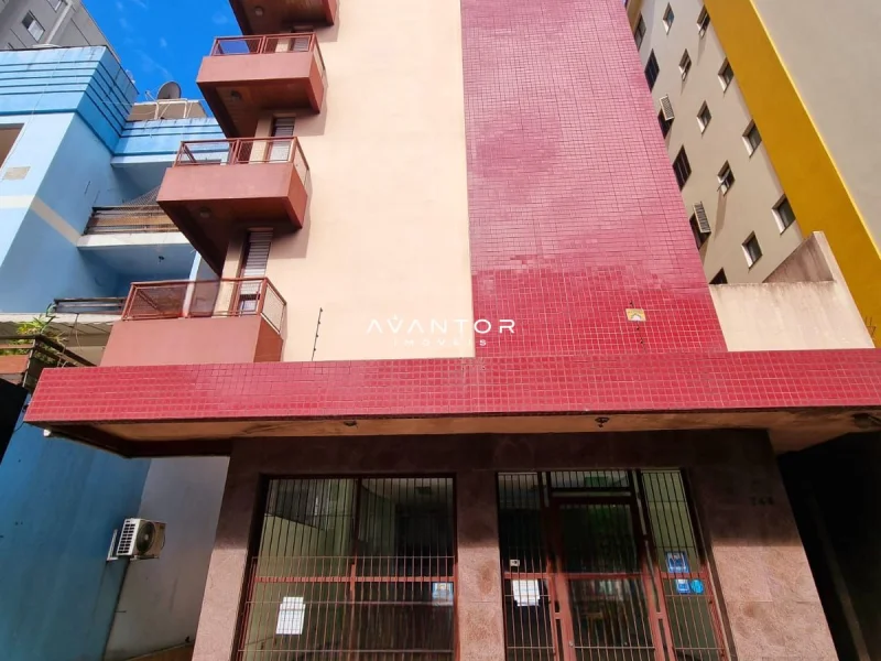 Fachada do prédio com sacadas — Apartamento com 3 quartos à venda em Centro, Santa Maria/RS