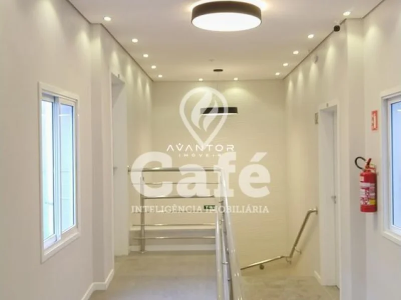 Hall de entrada com escada — Sala Comercial com 1 sala para alugar no Comercial Gr, em Centro, Santa Maria/RS