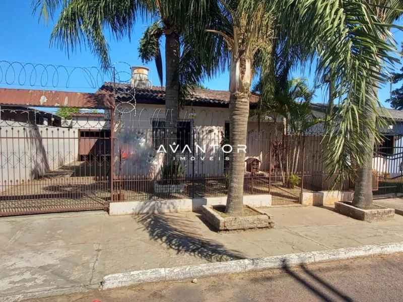 Fachada da casa com pátio e palmeiras — Casa com 3 quartos à venda em Pinheiro Machado, Santa Maria/RS