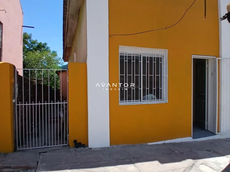 Fachada da casa com parede amarela — Casa com 2 quartos para alugar em Centro, Santa Maria/RS