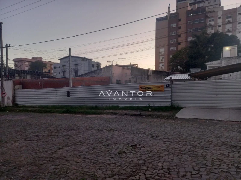 Terreno com cercado de metal e edificações ao fundo — Prédio Comercial com 1 sala à venda em Menino Jesus, Santa Maria/RS