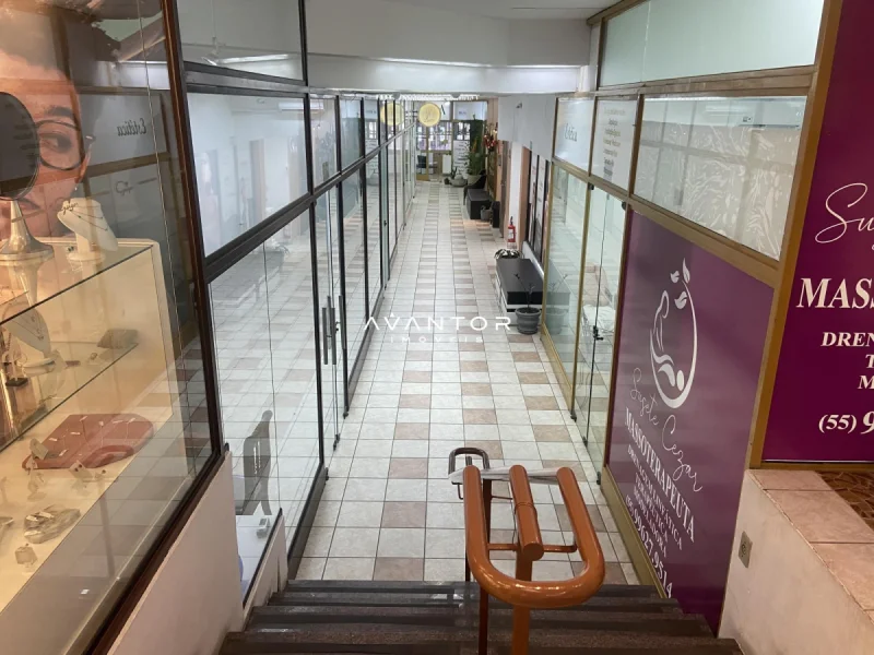 Corredor de acesso com lojas comerciais — Sala Comercial com 1 sala para alugar em Centro, Santa Maria/RS