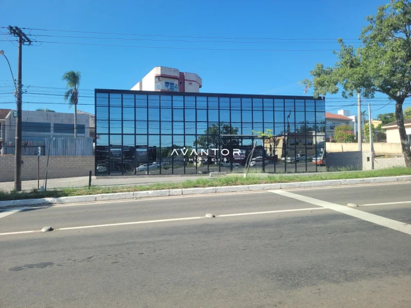 Fachada do prédio com vidraçaria — Pavilhão com 1 sala para alugar em Patronato, Santa Maria/RS