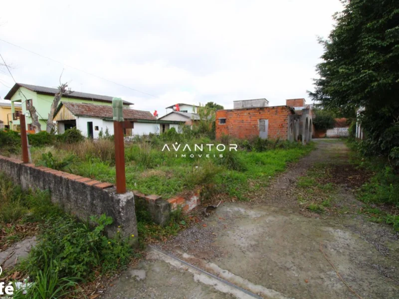 Terreno com construções e vegetação — Terreno à venda em Camobi, Santa Maria/RS