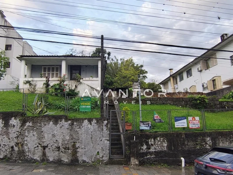 Fachada da casa com portão de entrada — Terreno à venda em Centro, Santa Maria/RS