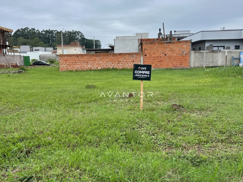Terreno com placa de venda — Terreno à venda no Cidade Universitária, em Camobi, Santa Maria/RS