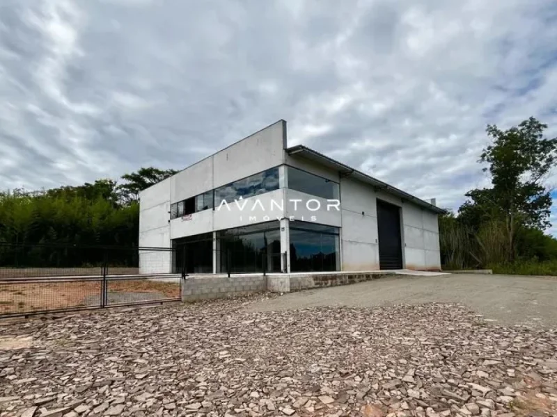 Fachada da construção com terreno — Pavilhão com 2 salas para alugar em Passo das Tropas, Santa Maria/RS
