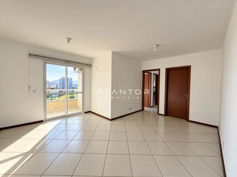 Sala de estar com sacada e vista externa — Apartamento à venda no Edifício Residencial Floresta, em Camobi, Santa Maria/RS