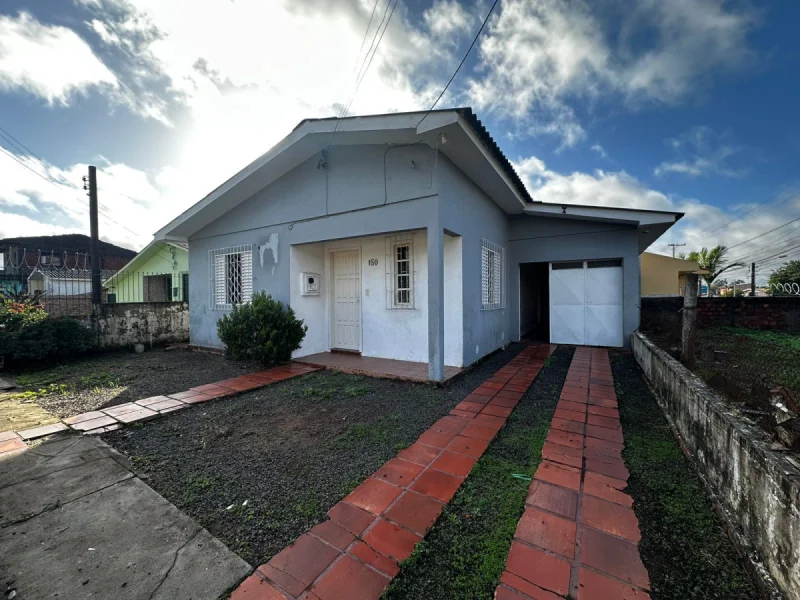 Fachada da casa com garagem — Casa com 2 quartos à venda em Pinheiro Machado, Santa Maria/RS