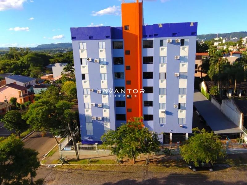 Fachada do prédio com núcleo de circulação laranja — Apartamento à venda no Residencial Piacenza, em Patronato, Santa Maria