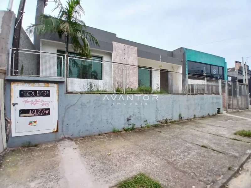 Casa Comercial Ampla No Bairro Lourdes Com 4 Salas, 3 Banheiros, Pátio e Estacionamento — Casa Comercial para alugar em Nossa Senhora de Lourdes, Santa Maria