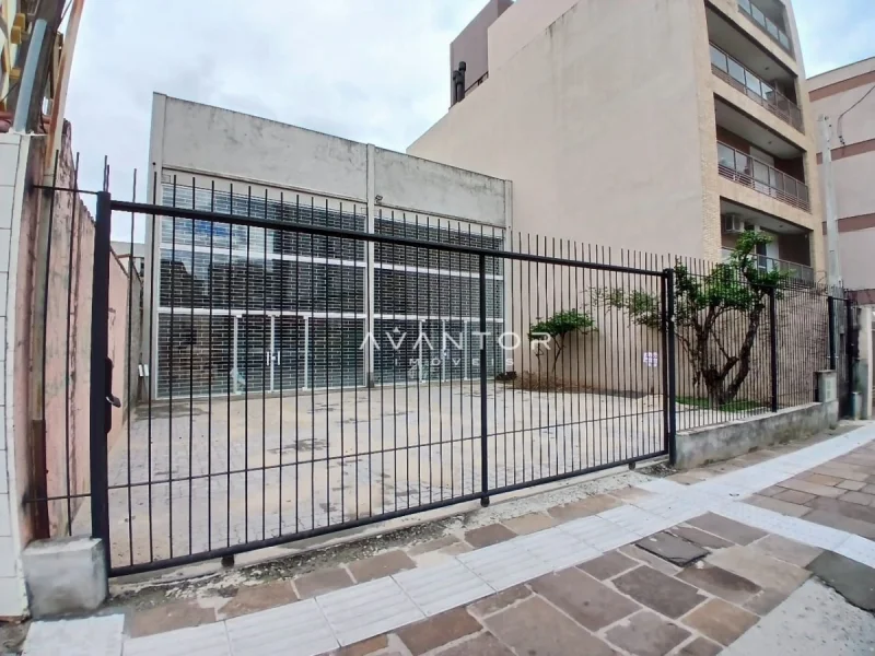Pavilhão Central De 287 m² Possui Escritório, 2 Banheiros e Estacionamento — Pavilhão para alugar em Nossa Senhora de Fátima, Santa Maria