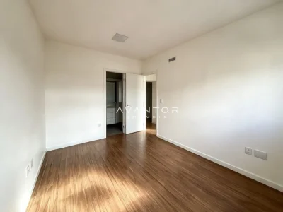 Dormitório com piso em madeira — Apartamento com 3 quartos à venda no Residencial Livty, em Centro, Santa Maria/RS